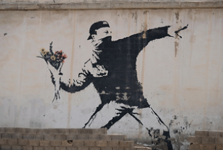 Vì ẩn danh, Banksy thua cuộc chiến pháp lý về nhãn hiệu “Fflower Thrower”